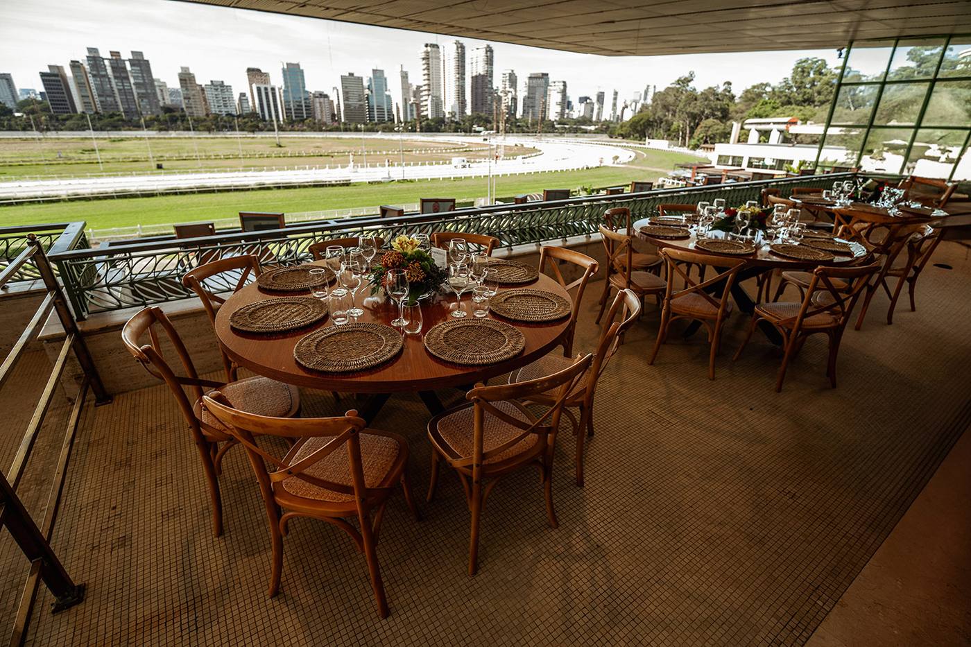 Tribuna del Jockey Club con vista a la pista y al skyline de São Paulo