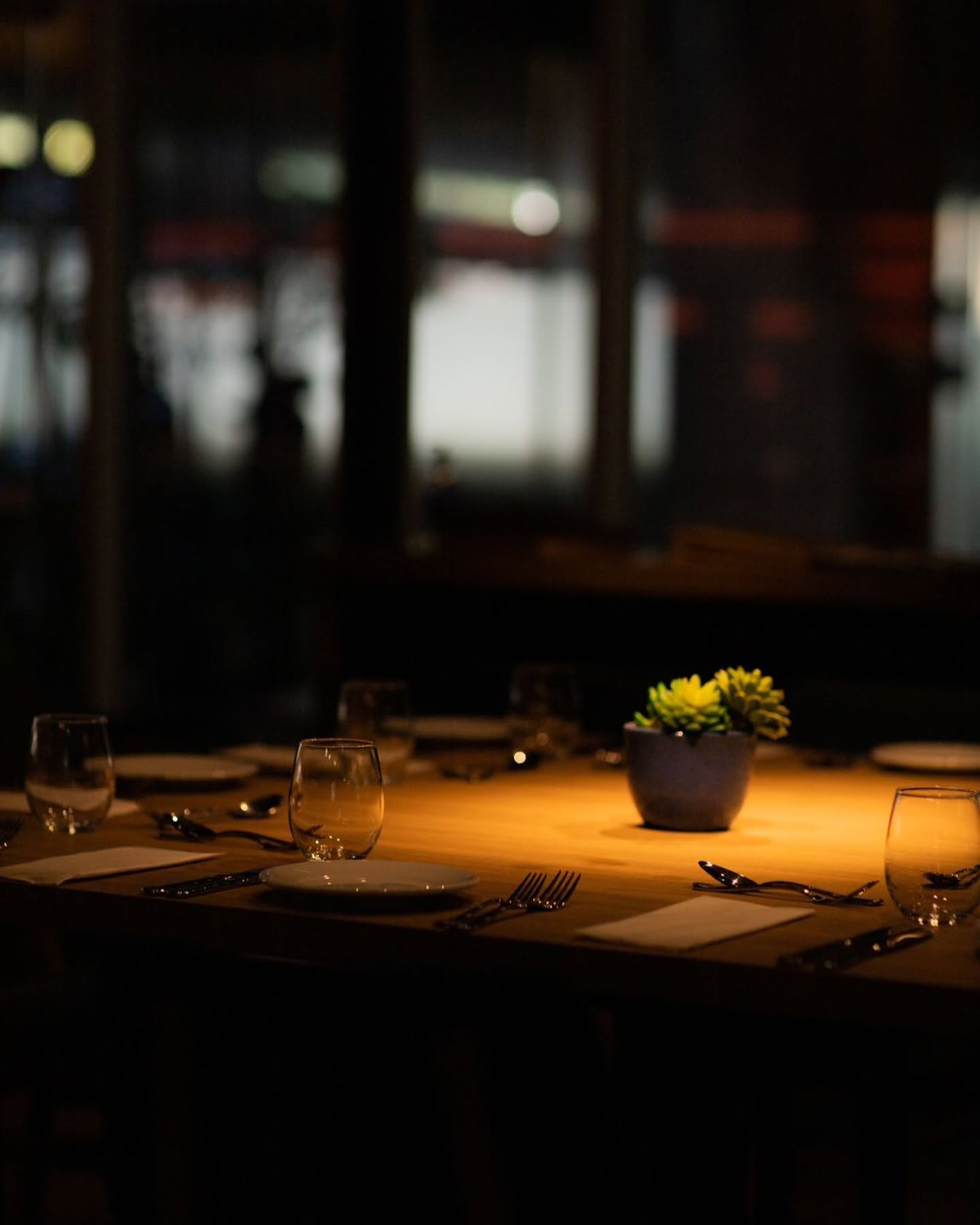 Una mesa a la luz de las velas dispuesta para una cena íntima