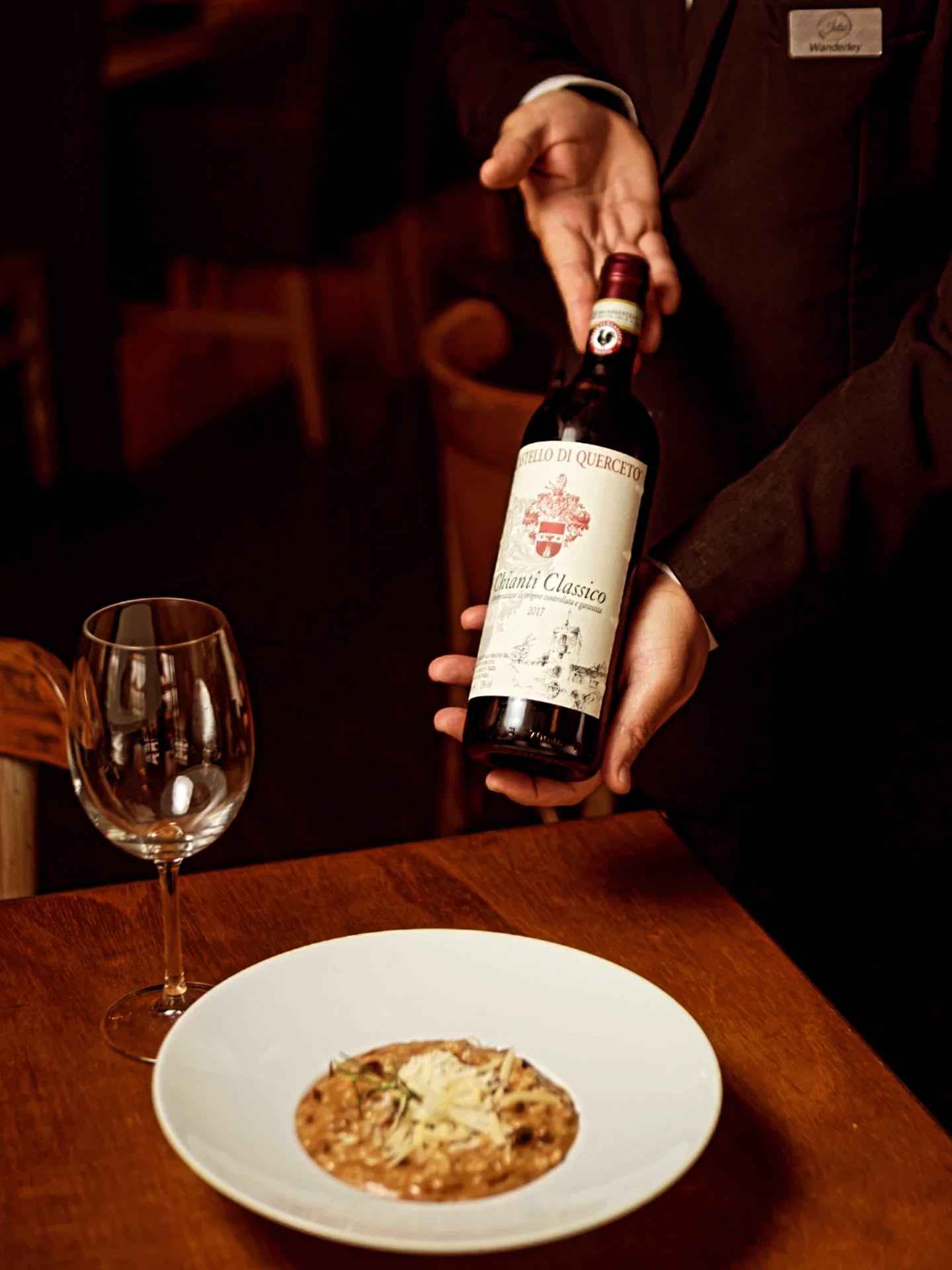 Un sommelier sirviendo un Chianti Classico en la mesa